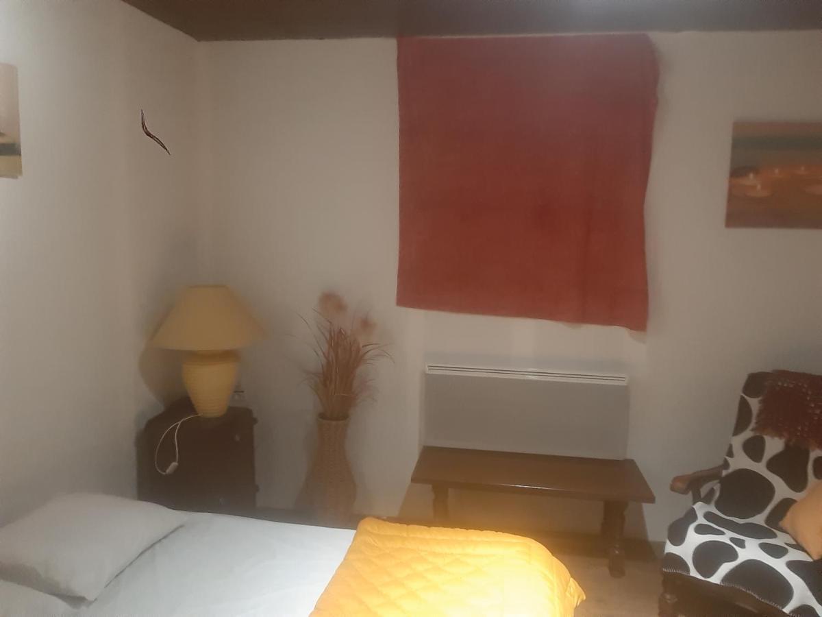 Brigueuil Petite Maison Ancienne Charentaise ,Dans Un Village Au Calme Ideal Travailleur المظهر الخارجي الصورة
